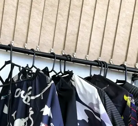 Capas de corte penduradas na arara