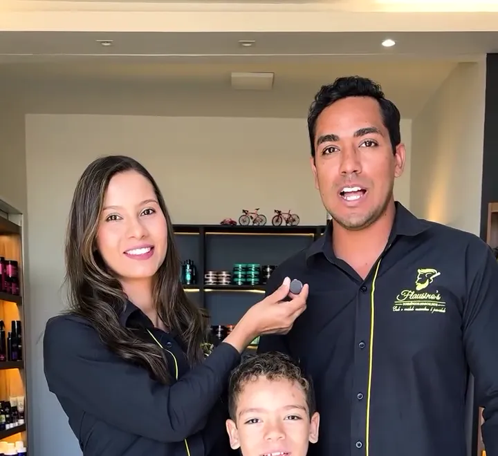 A família Flausino na loja, com uniformes da marca